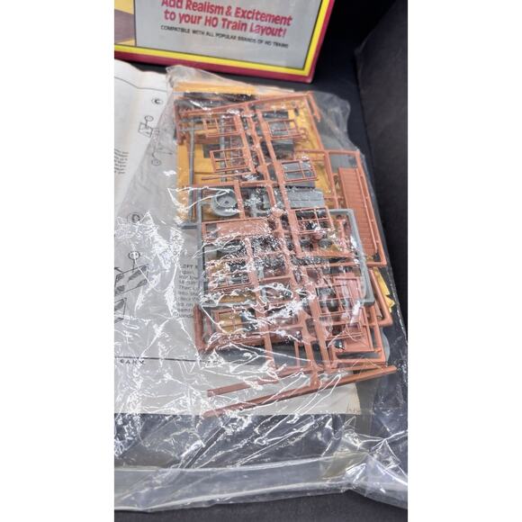 AHM Kit Interlocking Tower Building HO Scale Train Layout #15602 Lighted - Picture 14 of 16